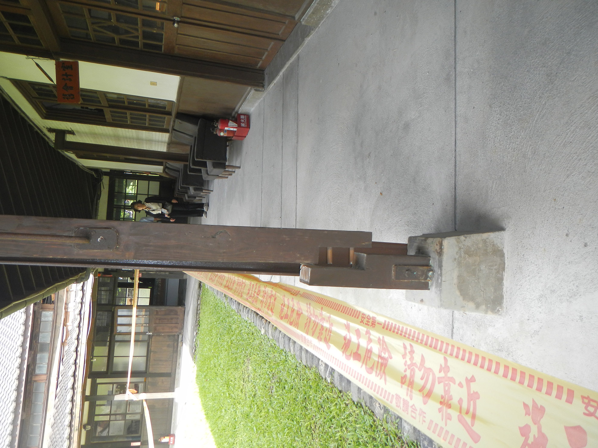 rupture de l'assemblage par chevilles bois, poteau de la gare